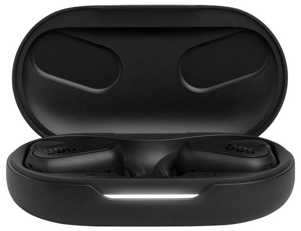 Schwarze kabellose Ohrhörer in einer geöffneten Ladebox, auf der jedes Stück der Marke eingeprägt ist.