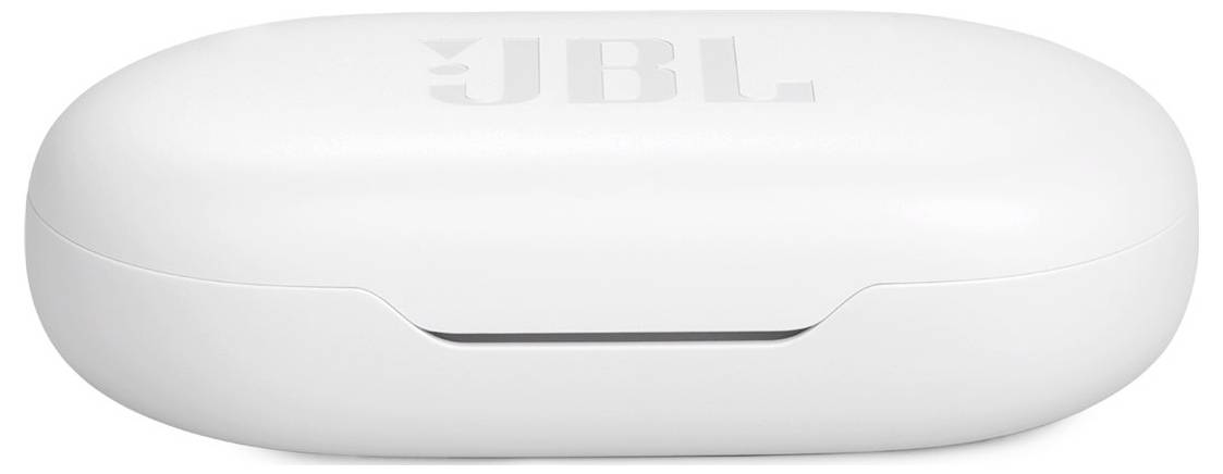 Weißes JBL-Ohrhörer-Ladeetui geschlossen, mit dem JBL-Logo auf der Oberseite.