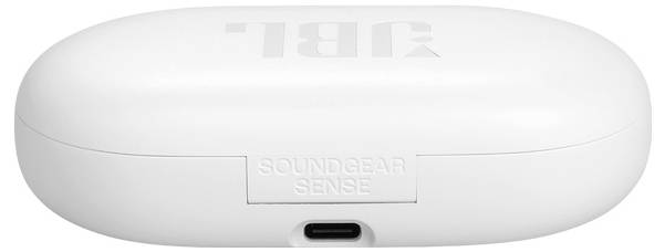 Weiße, ovale Ladehülle für Ohrhörer, auf der oben 'JBL' aufgedruckt ist. Enthält einen USB-C-Ladeanschluss, beschriftet mit 'SOUNDGEAR SENSE'.