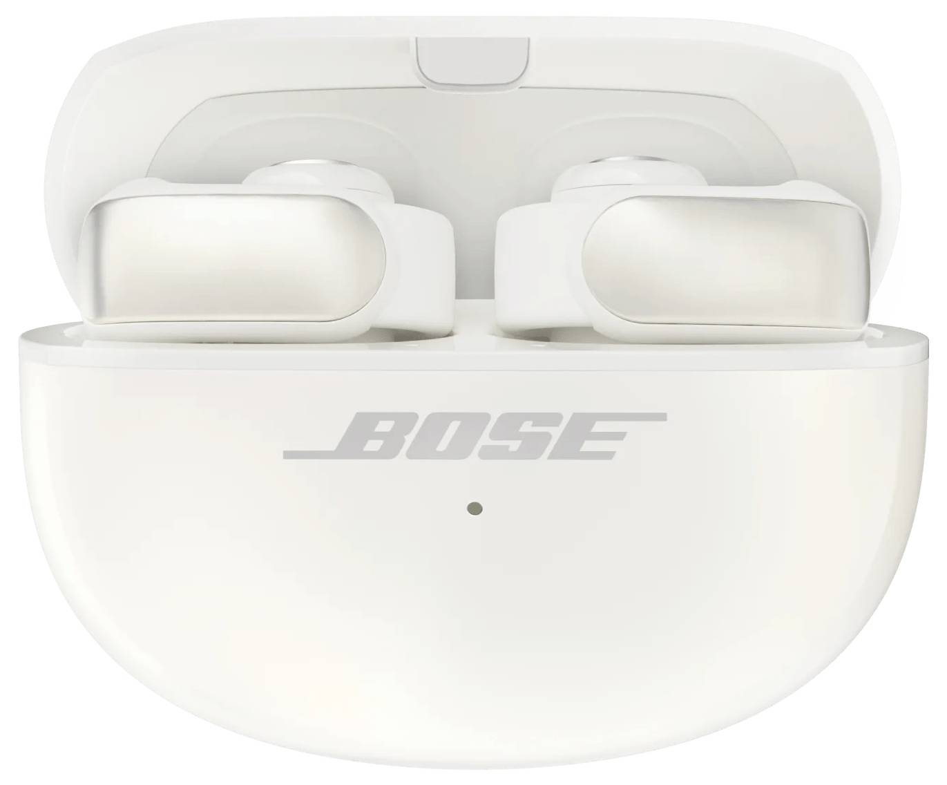 Ein Paar weiße kabellose Ohrhörer in einem offenen Ladeetui, mit dem Logo 'BOSE' auf der Vorderseite.