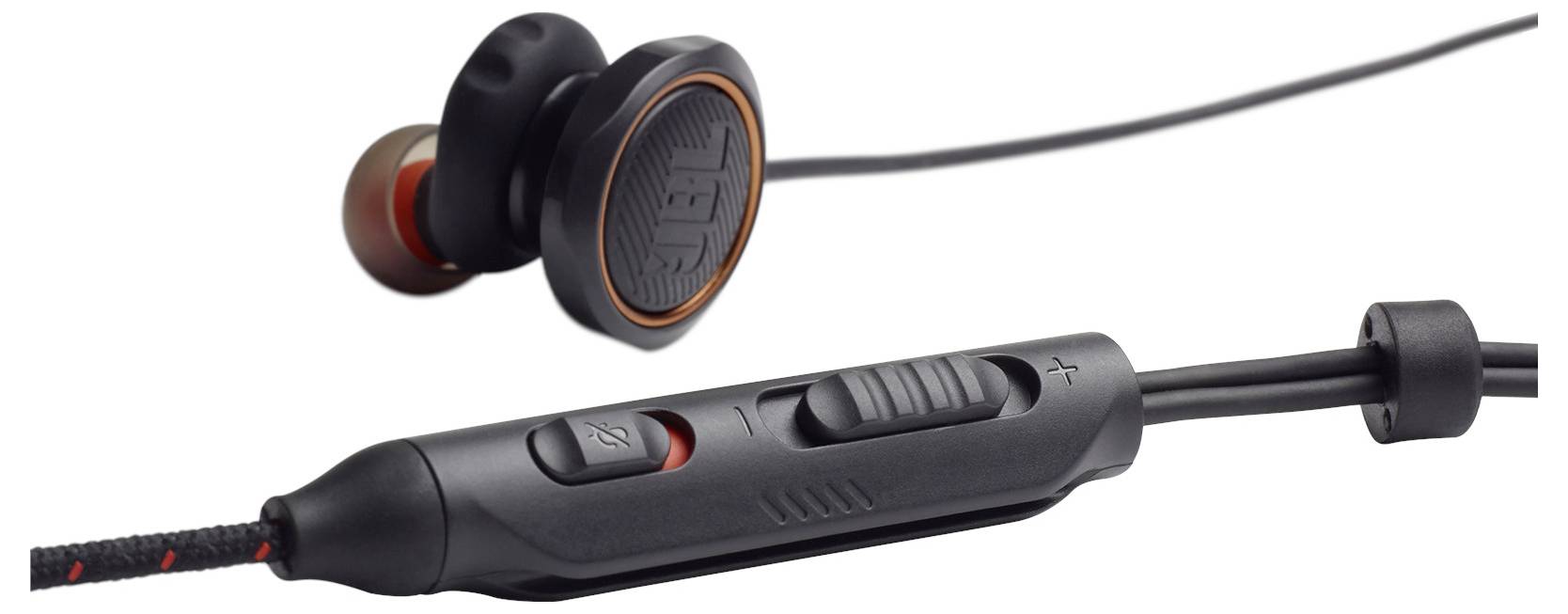 Schwarze kabelgebundene In-Ear-Kopfhörer mit JBL-Logo, ausgestattet mit einer Inline-Steuerung mit Tasten zur Lautstärke- und Wiedergabekontrolle.