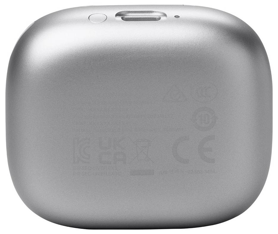 Eine Nahaufnahme der Rückseite eines silbernen drahtlosen Ohrhörer-Ladeetuis mit Zertifizierungslogos und einem Knopf in der Mitte oben.