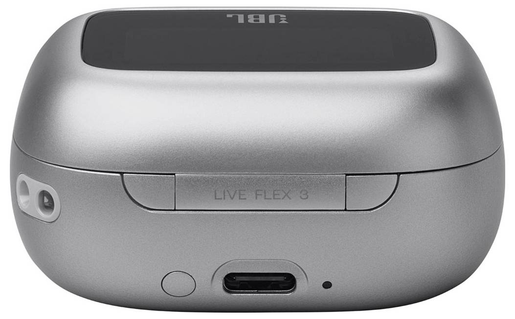 Ein silberner JBL Live Flex 3 Ladeetui wird gezeigt, der einen USB-C-Anschluss und einen kleinen runden Knopf, wahrscheinlich zur Bluetooth-Kopplung, besitzt.