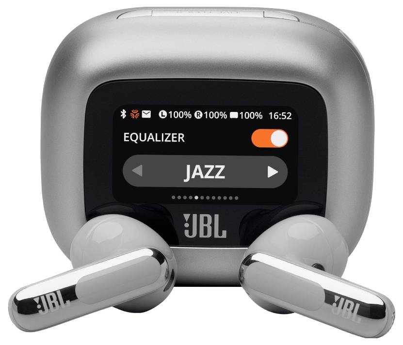 Silberne JBL-Ohrhörer mit einem digitalen Bildschirm auf dem Etui, der einen Equalizer im Jazz-Modus zeigt. Die Batteriesymbole weisen eine Vollladung aus.