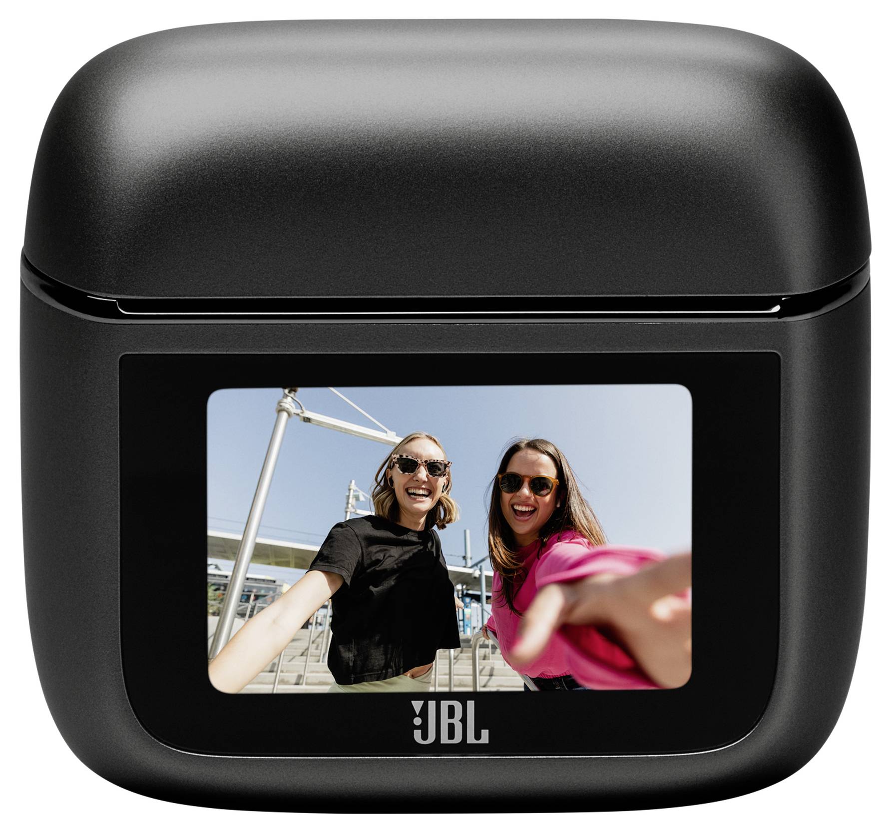 Ein schwarzes rechteckiges Gerät mit einem Bildschirm auf der Vorderseite, der ein Foto von zwei lächelnden Personen im Freien zeigt. Sie machen ein Selfie.