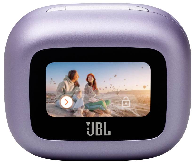 Ein kleines elektronisches Gerät mit einem Bildschirm, der zwei Menschen zeigt, die bei Sonnenuntergang am Strand sitzen. Das JBL-Logo befindet sich unter dem Bildschirm.