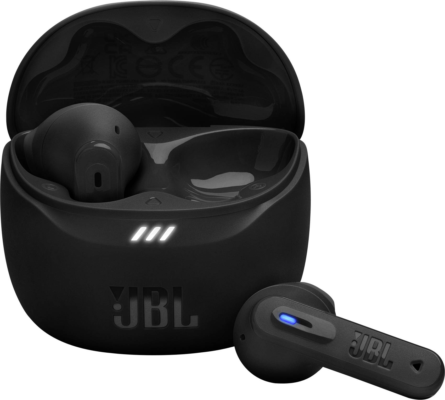 Schwarze JBL-Wireless-Ohrhörer in einer geöffneten Ladehülle, wobei ein Ohrhörer außerhalb des Etuis liegt. Das Etui zeigt weiße LED-Anzeigen.