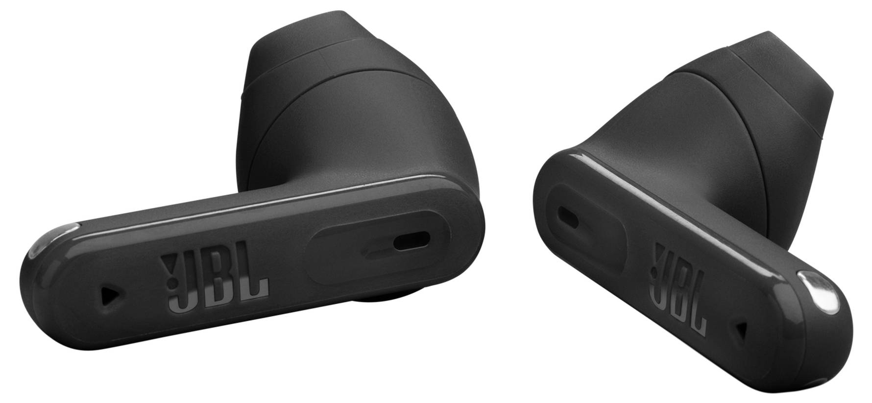 Schwarze kabellose Ohrhörer mit dem 'JBL'-Logo an der Seite eingraviert, die ein elegantes, kompaktes Design für bequemes Audioerlebnis präsentieren.