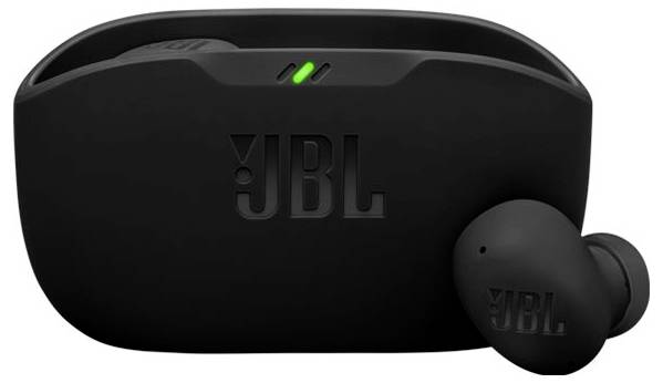 Ein schwarzer JBL-Earbud und eine Ladehülle. Die Hülle verfügt über ein kleines grünes Licht, das den Power- oder Verbindungsstatus anzeigt.