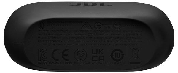 Ein schwarzer JBL Tragbarer Lautsprecher, von unten betrachtet, mit Konformitätskennzeichen und regulatorischen Details.