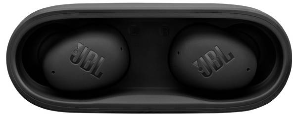 Schwarze JBL True-Wireless-Ohrhörer ruhen in ihrer Ladeschale.