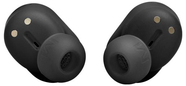Schwarze kabellose Ohrhörer mit In-Ear-Design, ausgestattet mit kleinen metallischen Kontaktpunkten zum Laden und markierten Spitzen für linkes und rechtes Ohr.
