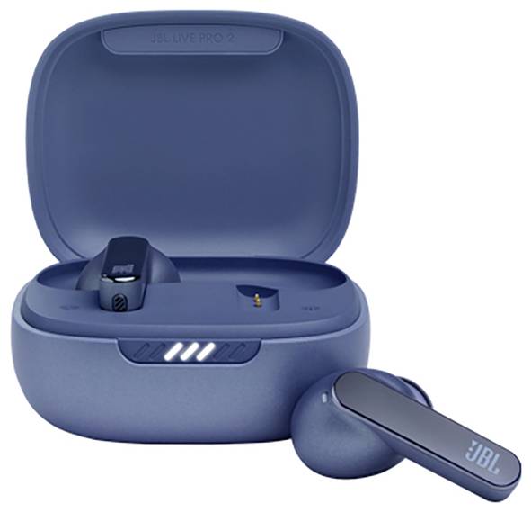 Geöffnete blaue JBL Live Pro 2 Ohrhörer-Ladehülle mit einem Ohrhörer im Inneren und einem weiteren Ohrhörer außerhalb des Etuis.