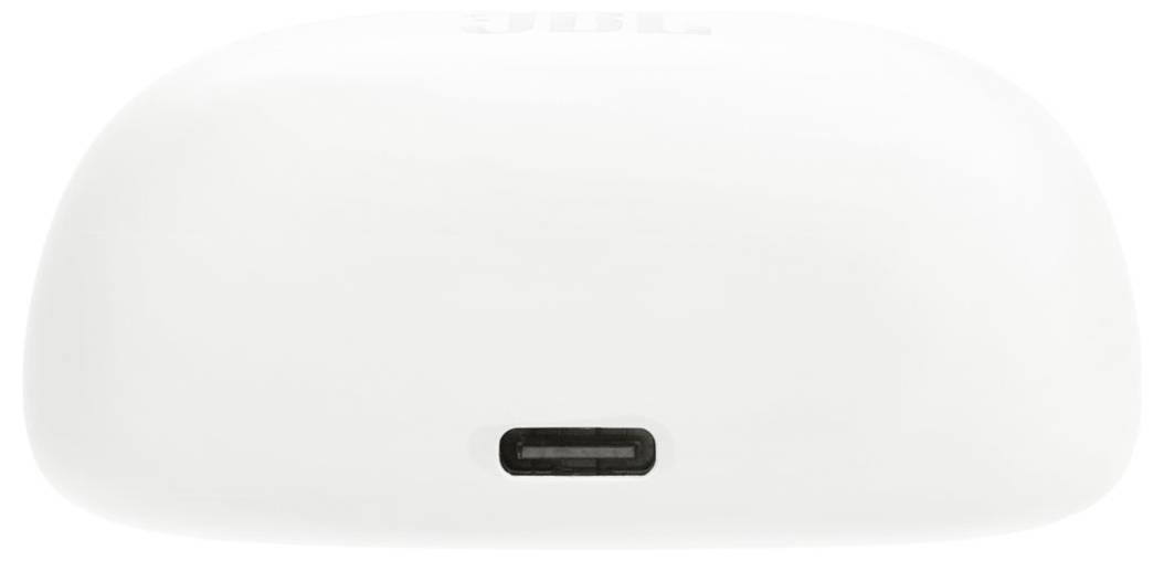 Ein weißes, abgerundetes elektronisches Gerät mit einem USB-C-Ladeanschluss an der Seite, aus einem Winkel betrachtet, der den Anschluss zeigt.