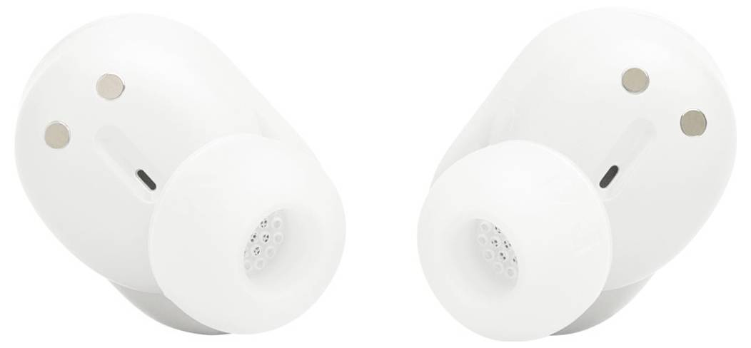 Zwei weiße kabellose Ohrhörer mit Silikonspitzen, die ein schlankes, abgerundetes Design und kleine Metallkontakte zum Aufladen aufweisen.