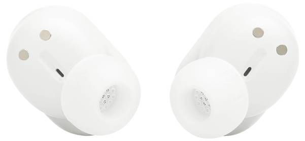 Weiße kabellose Ohrhörer mit kleinen silbernen Ladekontakten, nebeneinander auf einem weißen Hintergrund positioniert.