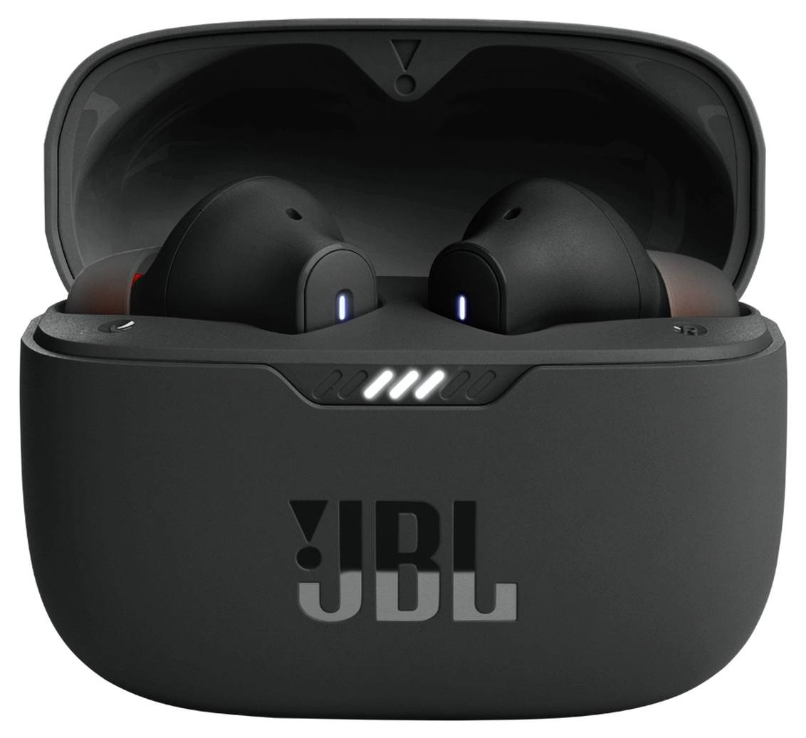 JBL Wireless-Kopfhörer in einem schwarzen Ladeetui, teilweise geöffnet, mit Anzeige-LEDs. Logo auf der Vorderseite sichtbar.