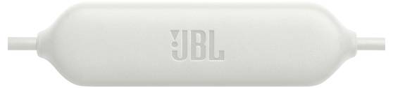 Ein weißer JBL-Inline-Fernbedienungsschalter mit Lautstärketaste, der an einem Kopfhörerkabel befestigt ist.