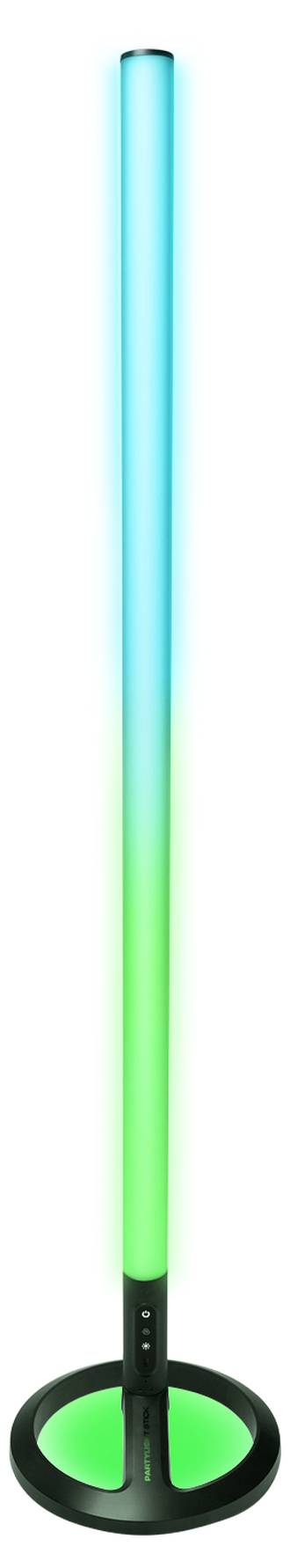 Eine hohe, schlanke LED-Stehlampe strahlt einen Farbverlauf von Blau zu Grün aus. Der Sockel ist rund und schwarz und verleiht einem Raum eine moderne Ästhetik.