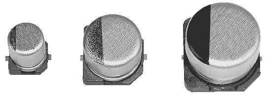 Drei zylindrische elektronische Komponenten in unterschiedlichen Größen, jede mit einer strukturierten Oberfläche und auf quadratischen Sockeln montiert, nebeneinander angeordnet.