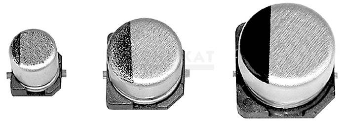 Drei zylindrische elektronische Komponenten unterschiedlicher Größen nebeneinander, jede mit einer metallischen Oberseite und einer schwarzen quadratischen Basis.