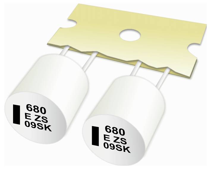 Bild von zwei vertikalen elektronischen Kondensatoren, die an einer gelben Leiterplatte befestigt sind. Die Kondensatoren sind mit '680 E Zs 09SK' beschriftet.