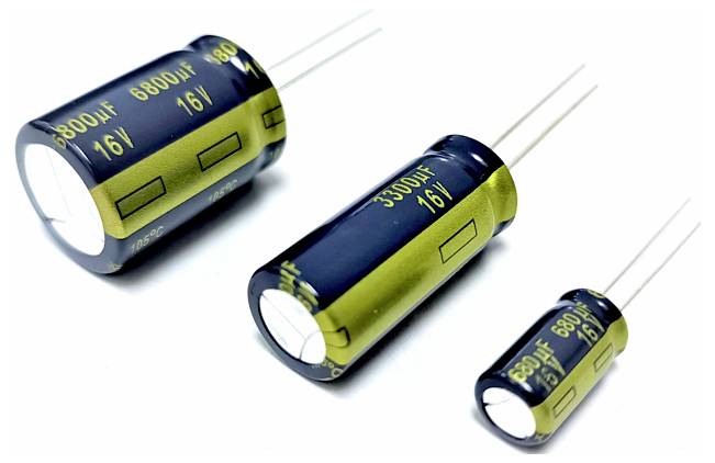 Drei elektrolytische Kondensatoren unterschiedlicher Größe, beschriftet mit 680μF, 330μF und 100μF, mit Spannungswerten von 16V, auf einem weißen Hintergrund.