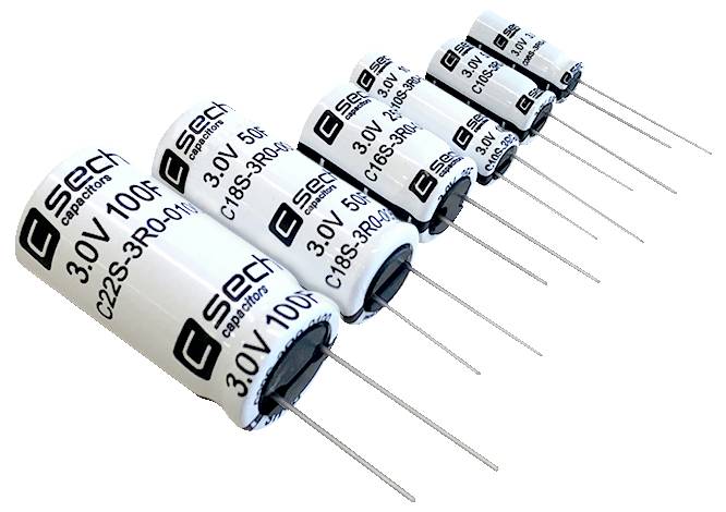 Eine Reihe von sechs zylindrischen Kondensatoren unterschiedlicher Größen, jeweils mit '3,0V 100F' beschriftet, diagonal angeordnet und elektronische Bauteile präsentierend.