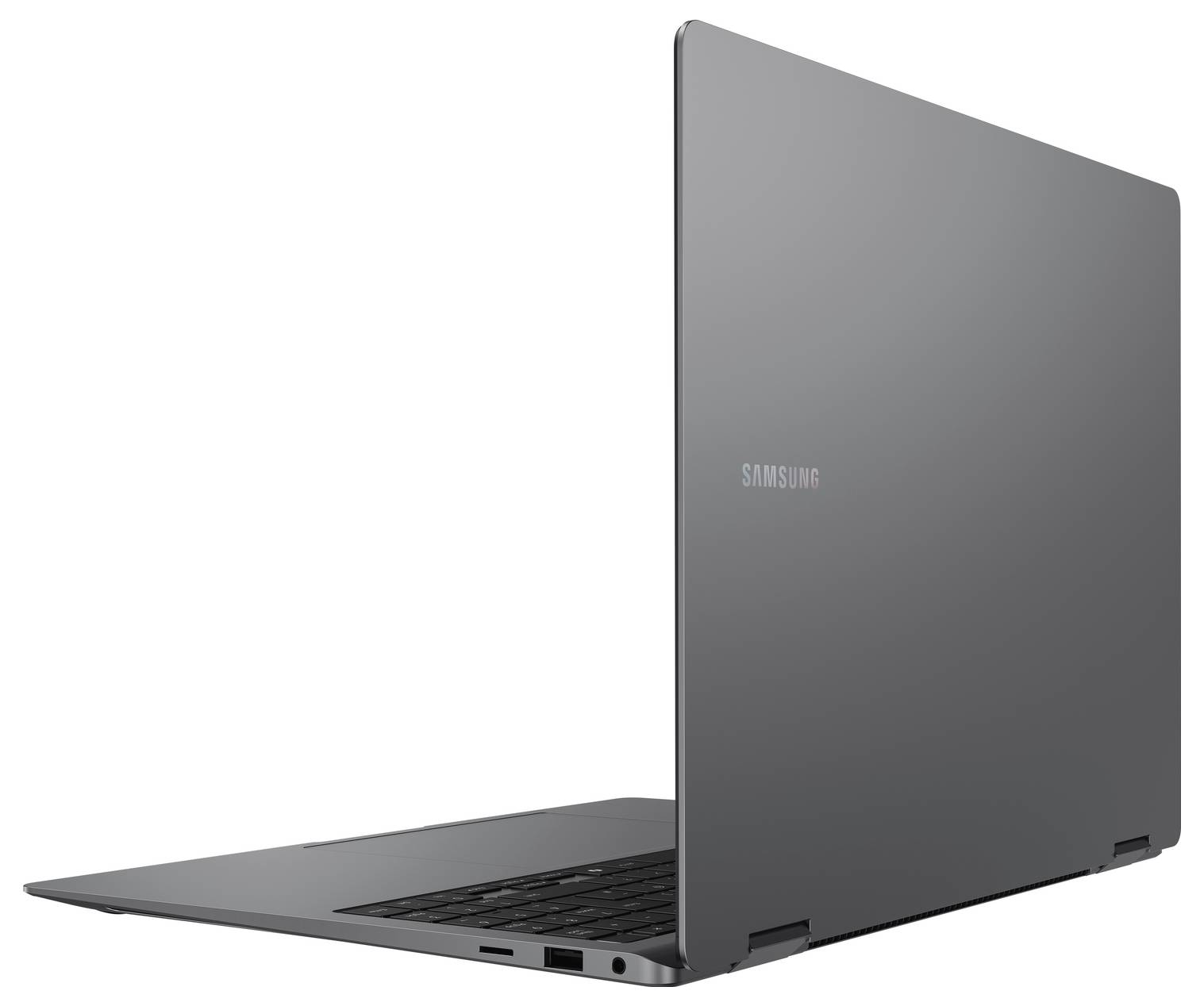 Ein schlankes, offenes Samsung-Laptop von hinten betrachtet, das sein dünnes Design und den geschlossenen Bildschirm zeigt, auf einem weißen Hintergrund positioniert.