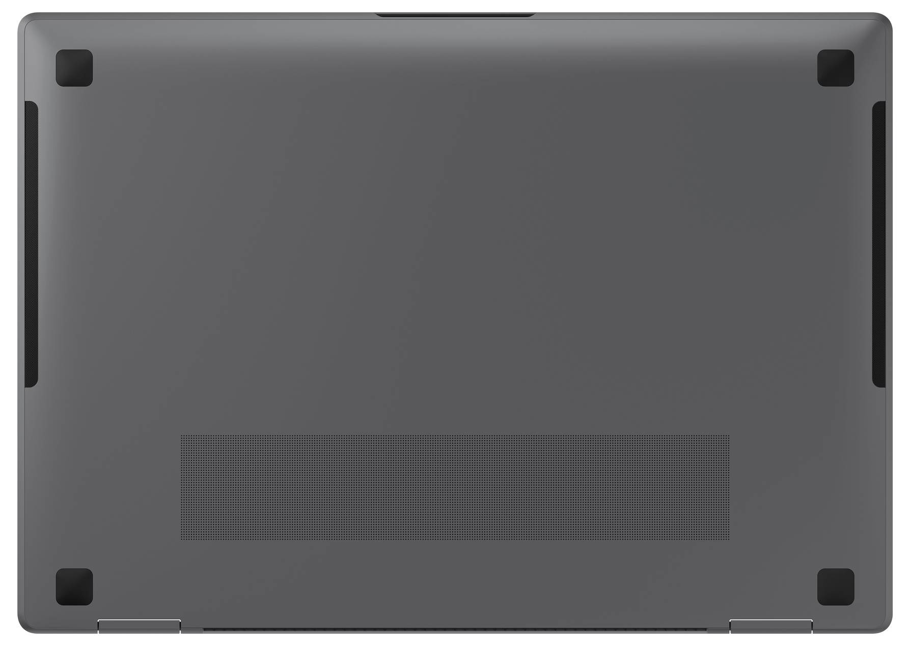 Das Bild zeigt die Unterseite eines geschlossenen, schlanken, dunkelgrauen Laptops, der auf einer flachen Oberfläche ruht.