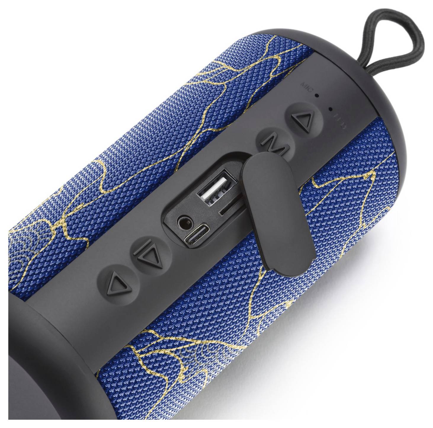 Ein tragbarer Lautsprecher in blau-gelbem Design mit Steuertasten und USB-Anschluss, teilweise von einer Gummiabdeckung zum Schutz verdeckt.