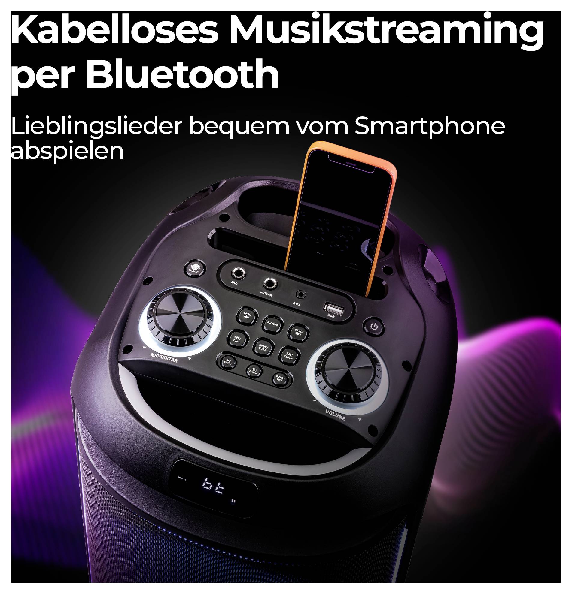 Ein Lautsprecher hat ein Smartphone auf der Oberseite angedockt, auf dem der Text zu lesen ist: 'Kabelloses Musikstreaming per Bluetooth - Lieblingslieder bequem vom Smartphone abspielen.'