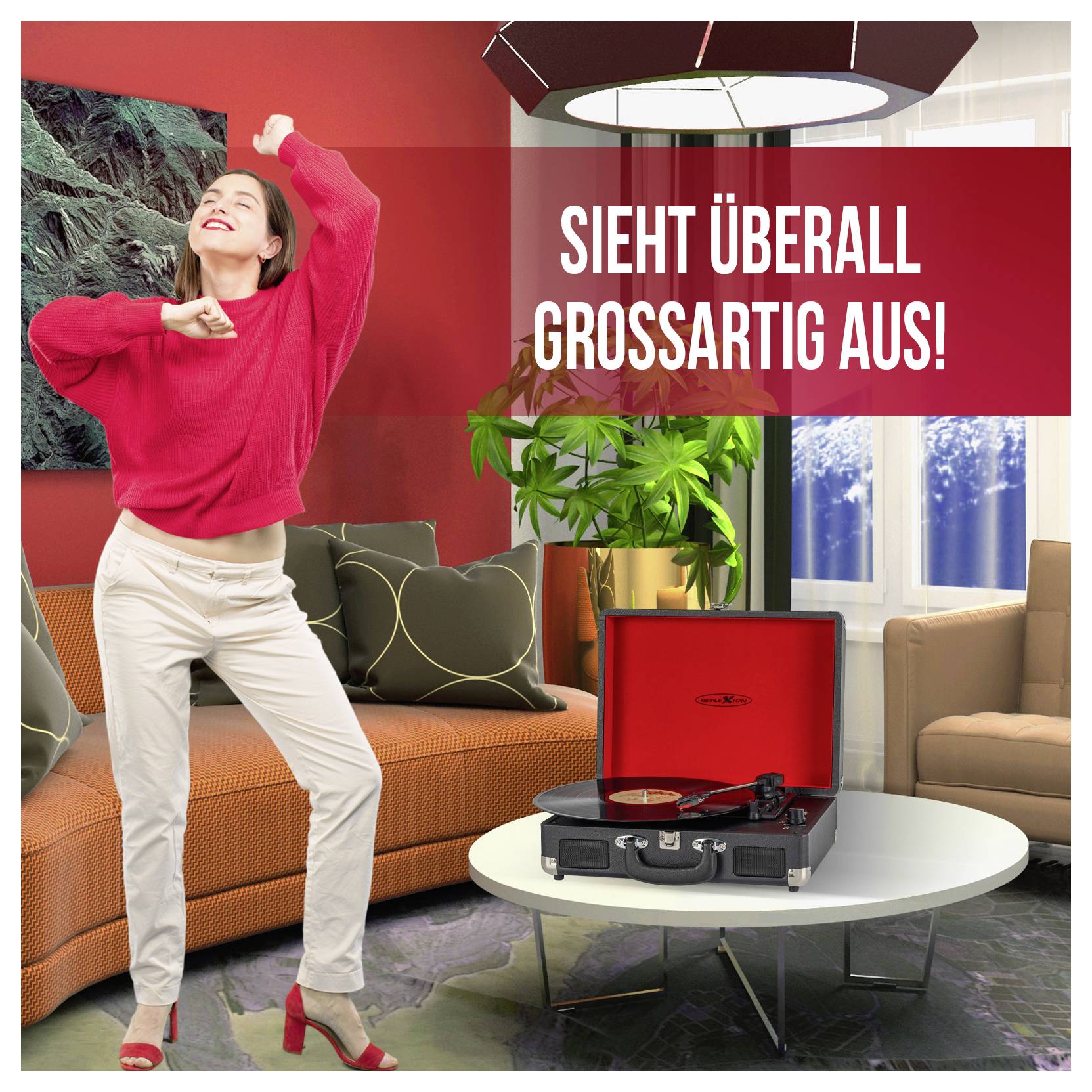 Werbung in einem Wohnzimmer: tanzende Frau neben einem offenen Plattenspieler; Text 'SIEHT ÜBERALL GROSSARTIG AUS!'