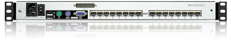 Eine Rückansicht eines Rack-montierten Netzwerk-Switches, der mehrere Ethernet-Ports, einen Stromanschluss und verschiedene Verbindungsschnittstellen zeigt.