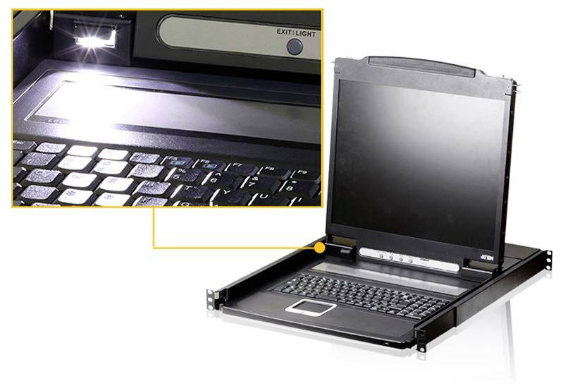 Ein Laptop, der in eine Rack-Konsole integriert ist, mit einer Nahaufnahme des beleuchteten Tastaturbereichs, der die Taste mit der 