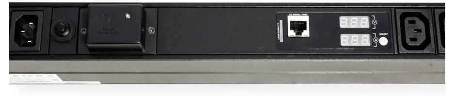 Nahaufnahme einer Stromverteilungseinheit (PDU) mit Steckdosen, Netzwerkanschluss und Display zur Stromverwaltung und -überwachung.