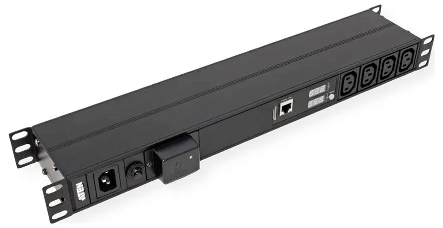 Ein rack-montiertes Stromverteilungsgerät mit mehreren Stromsteckdosen, einer Ethernet-Buchse für Netzwerkverbindungen und Ein-/Ausgabebeschriftungen.