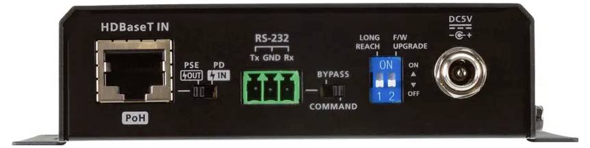 Rückseite eines Geräts mit HDBaseT-, RS-232-Anschlüssen, PoE und Umschaltern für Befehlsumgehung und Firmware-Upgrade.