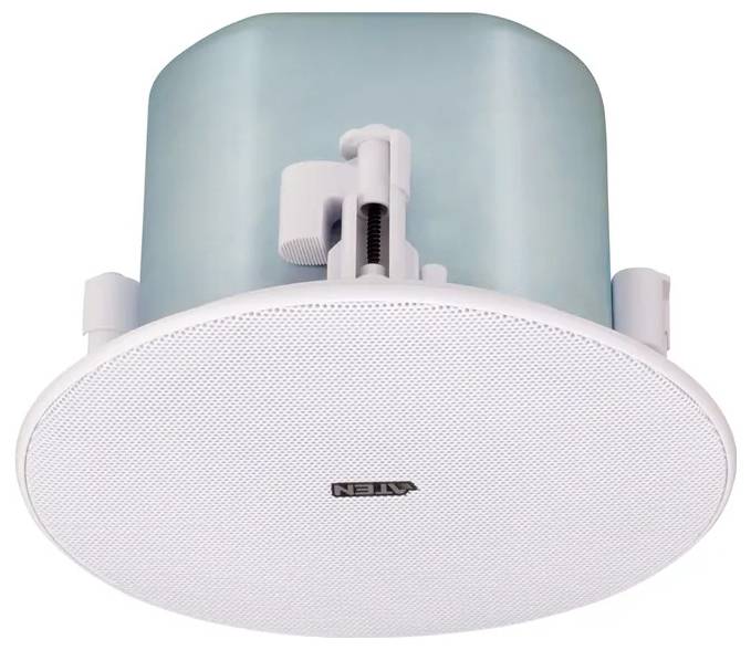 Ein weißer, runder Deckenlautsprecher mit einem blauen Gehäuse und einem sichtbaren Befestigungsmechanismus, in der Mitte mit einem Logo versehen.