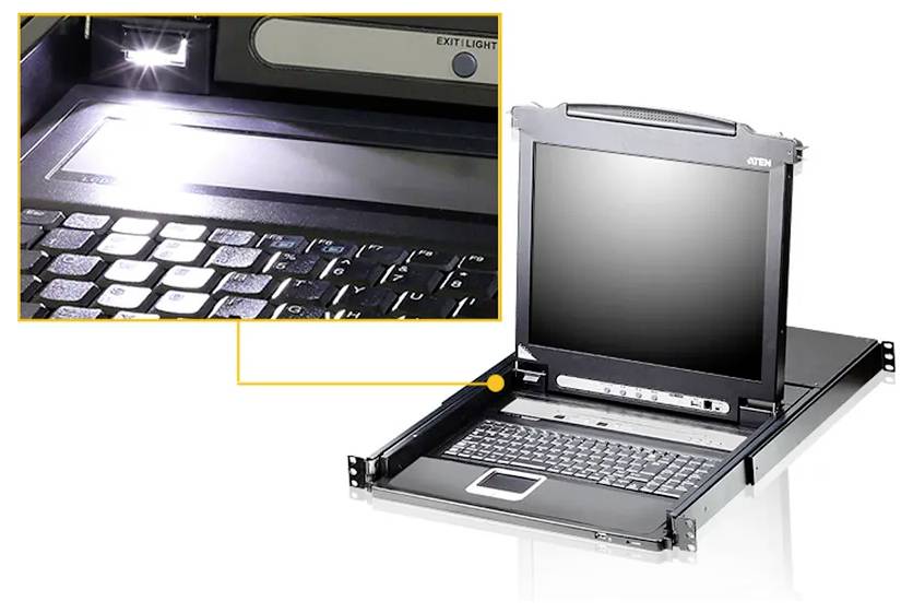 Eine schwarze Rackmount-Konsole mit einem geöffneten Laptop-Bildschirm und einer Nahaufnahme ihrer hintergrundbeleuchteten Tastatur, die den 'Exit Light'-Knopf betont.