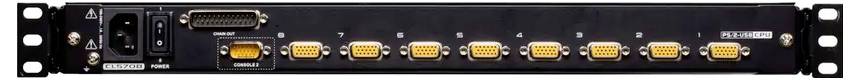 Ein schwarzer Netzwerk-Switch mit neun gelben Ethernet-Ports und einer Beschriftung 