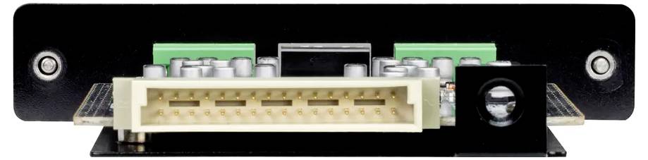 Nahaufnahme eines elektronischen Anschlusses mit mehreren Pins, der auf einer rechteckigen Leiterplatte mit verschiedenen Komponenten vor einem schwarzen Hintergrund platziert ist.