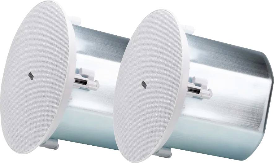 Zwei silberne Deckenlautsprecher mit kreisförmigen Gittern, die jeweils ein kleines schwarzes Quadrat in der Mitte haben, entwickelt für Einbau-Audiosysteme.