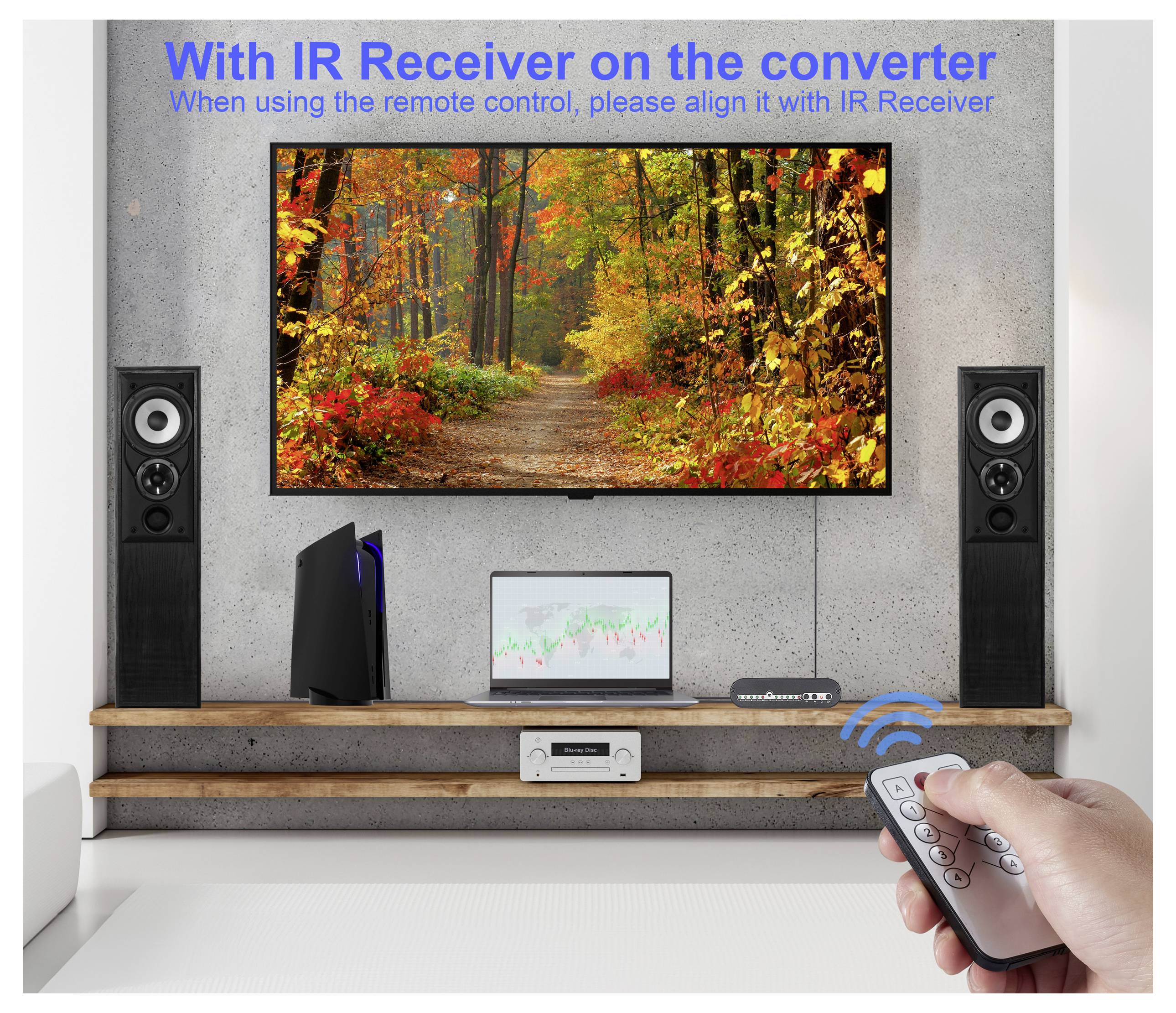 Ein Wohnzimmer-Unterhaltungssystem mit einem Fernseher, der eine Herbstwaldszene anzeigt, flankiert von zwei Lautsprechern. Eine Hand hält eine Fernbedienung.