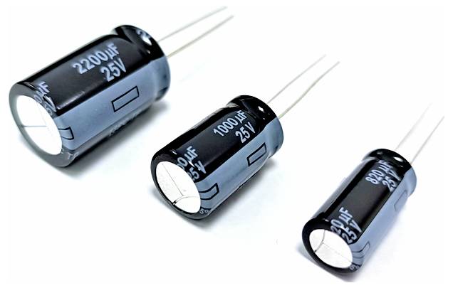 Drei elektrolytische Kondensatoren unterschiedlicher Größen. Jeder ist mit Spannung (25V) und Kapazität (2200µF, 1000µF, 820µF) beschriftet.