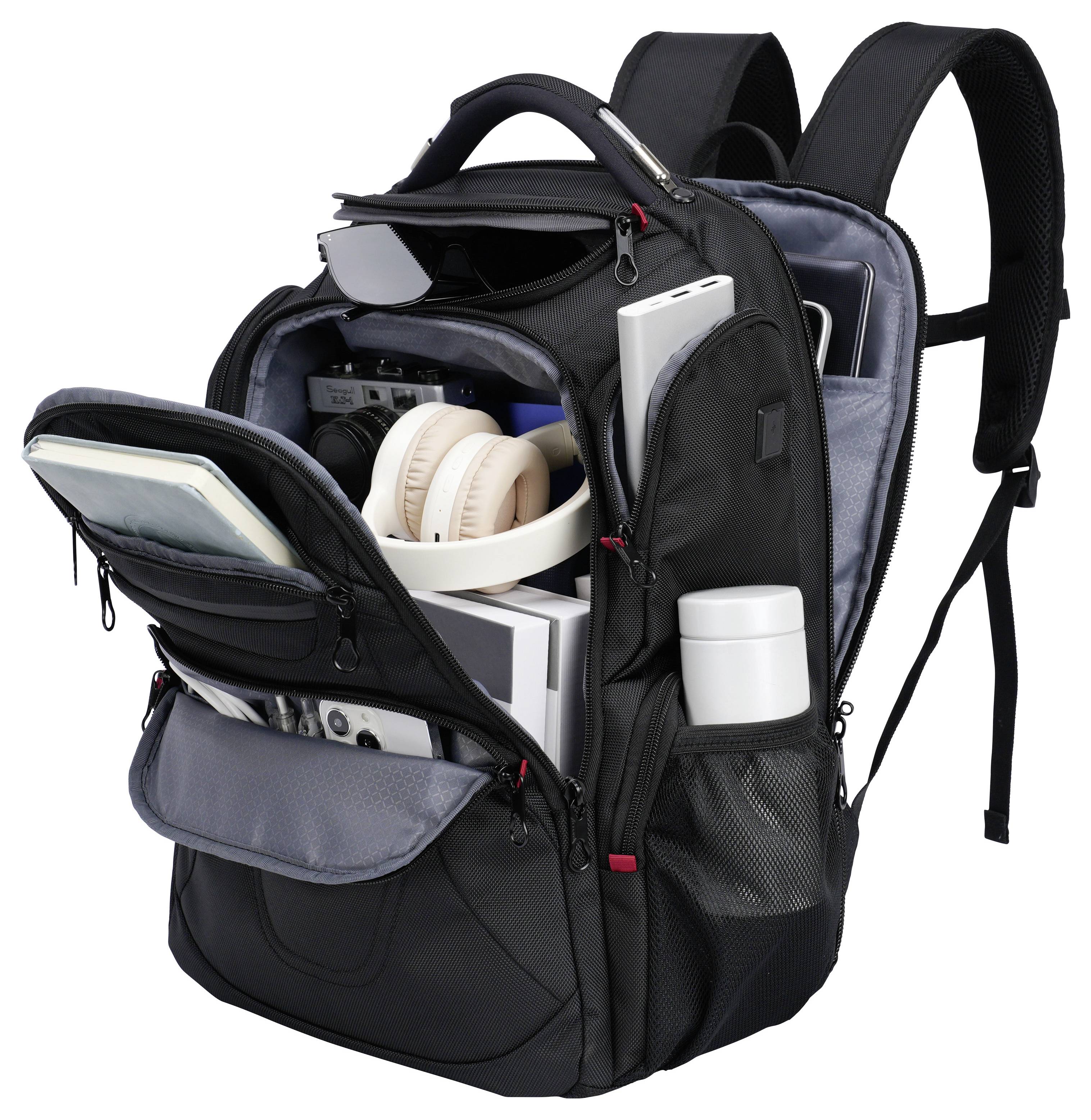 Schwarzer Rucksack offen und gepackt mit Elektronik und Reiseartikeln, einschließlich Kopfhörer, Tablet, Telefon, Notizbuch und eine Wasserflasche.