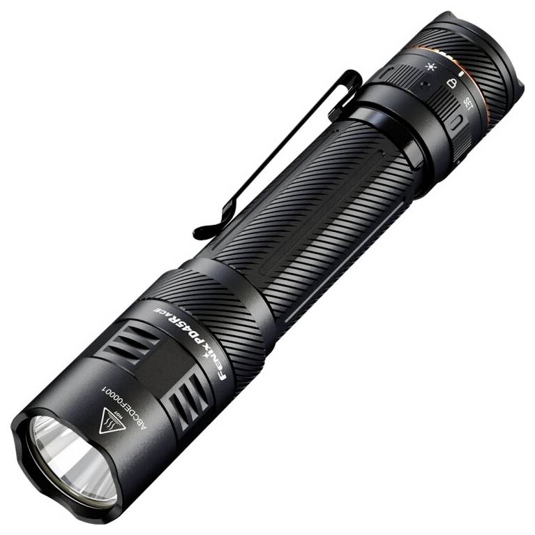 Eine schwarze, handliche Taschenlampe mit Clip, strukturiertem Gehäuse für besseren Griff und einem sichtbaren Einschaltknopf. Der Markenname ist seitlich angebracht.