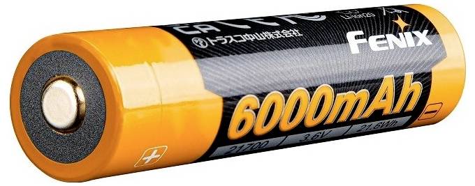 Orange-farbene zylindrische Batterie mit der Aufschrift 