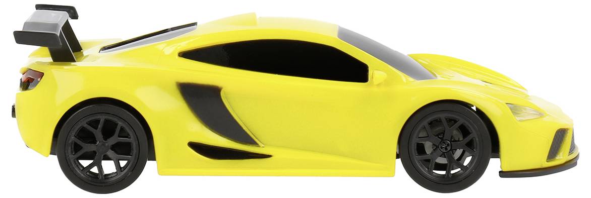 Ein gelbes Spielzeug-Sportwagen mit schwarzen Akzenten, von der Seite betrachtet, mit einem Spoiler und schwarzen Felgen auf weißem Hintergrund.
