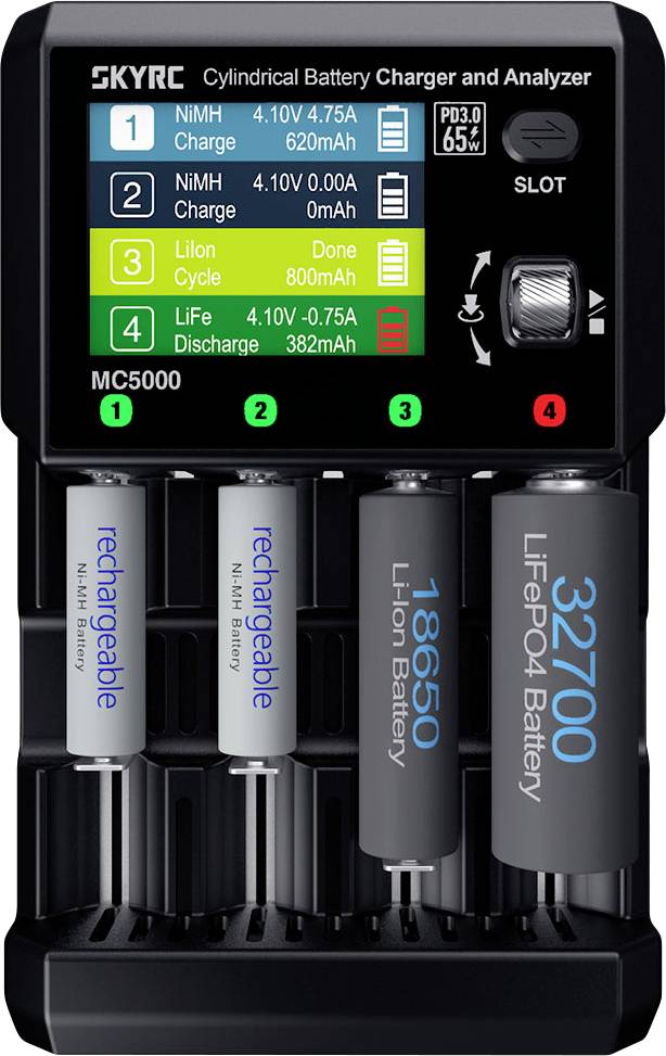 SKYRC MC5000 Zylinder-Akkugerät zum Laden und Analysieren mit digitaler Anzeige, die Ladedaten für vier verschiedene Batterietypen zeigt.